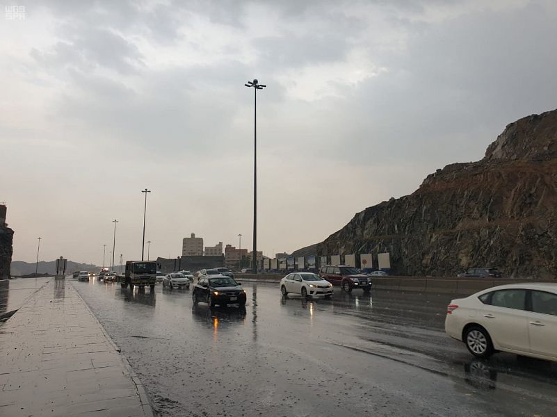 شاهد.. أمطار غزيرة على مكة الآن