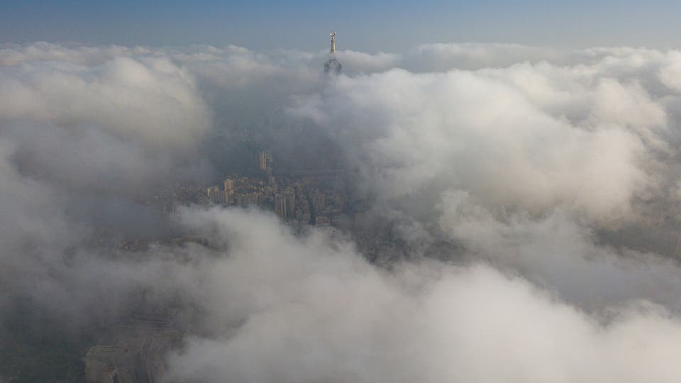 صورة تخطف الأنظار.. برج الساعة يعانق الغيوم