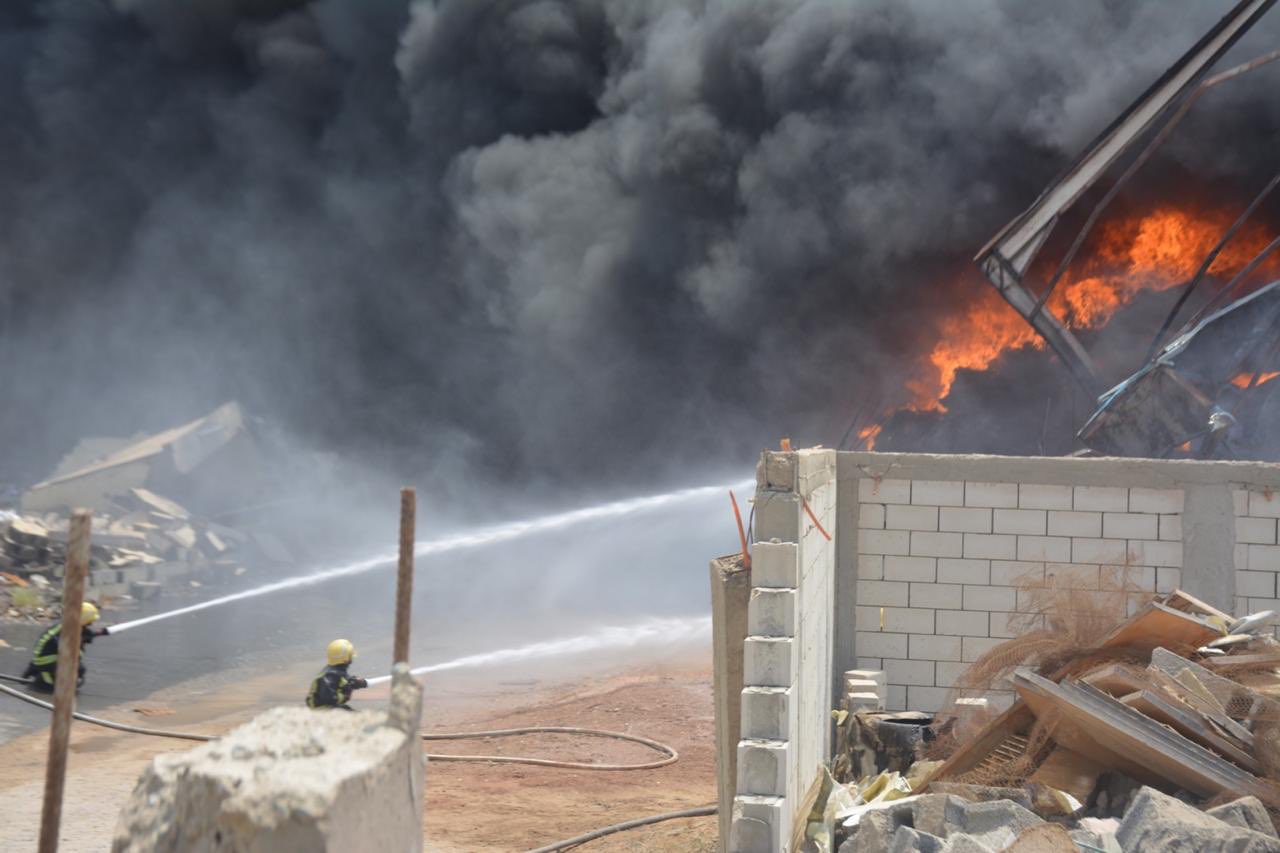 حريق في مستودع مواد بلاستيكية في جدة