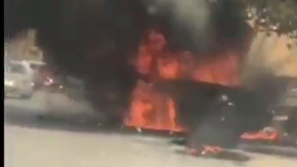 فيديو.. شاب ينقذ منزل جيرانه بدفع سيارتهم المحترقة