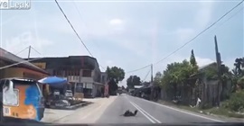 فيديو.. رد فعل المارة لحظة تعرض رجل لحادث دهس مروع