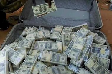 شرطة دبي تكشف حقيقة صناديق الدولارات ودور العصابة!