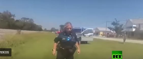 شاهد.. صعقة من مسدس تطرح مطلوبًا هاربًا أرضًا