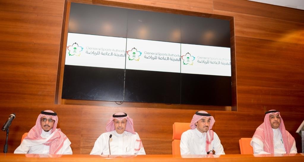 عبدالعزيز الفيصل يجتمع بالمسؤولين لمناقشة مستجدات تطوير الملاعب
