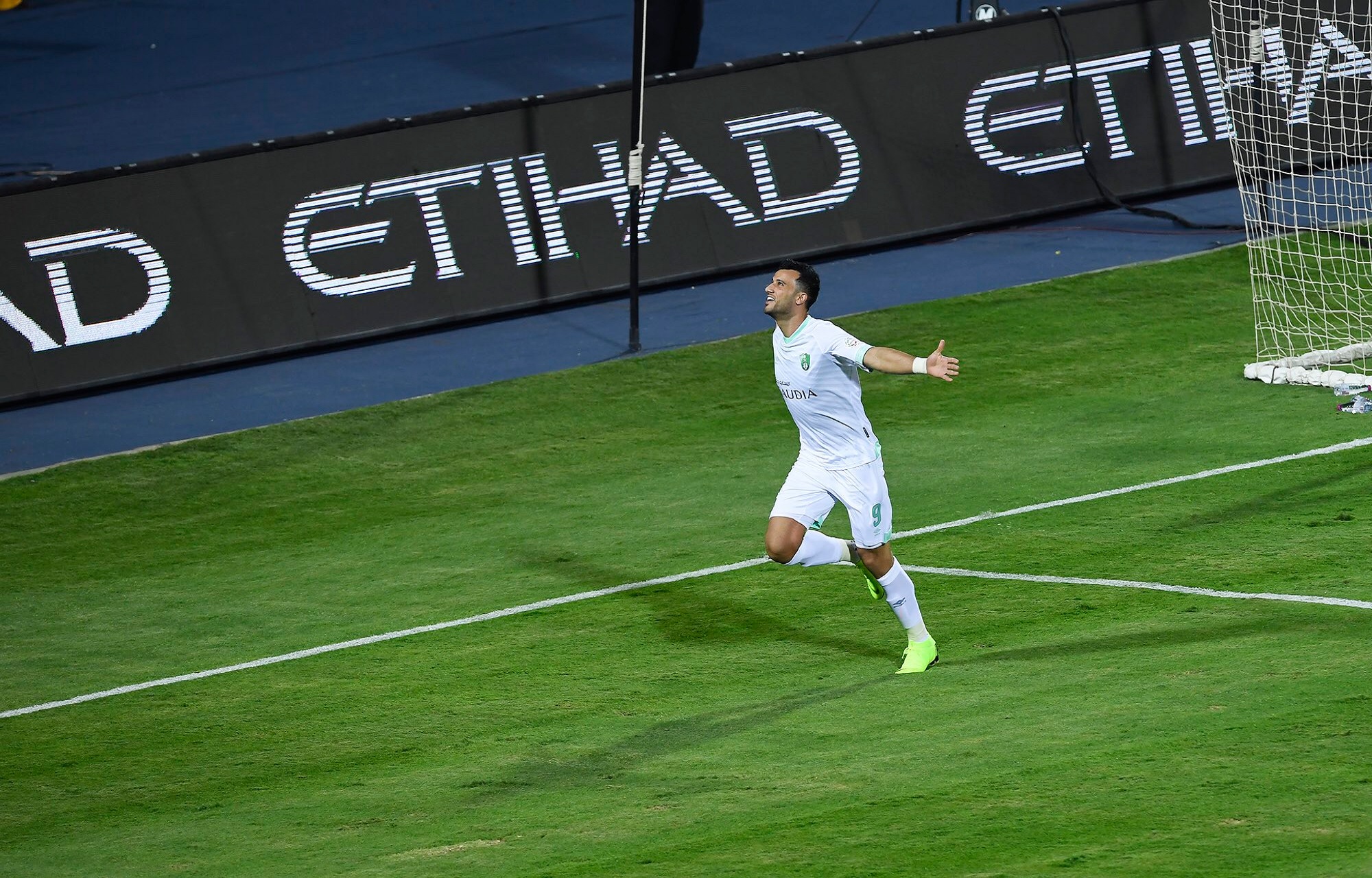 لقب هداف مباريات الأهلي والنصر يُداعب السومة