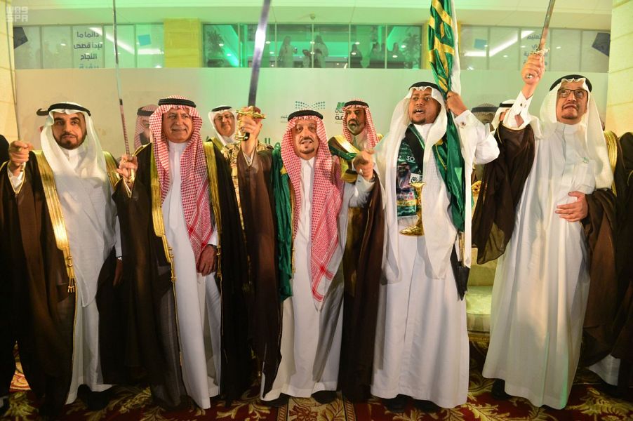 أمير الرياض يؤدي العرضة في حفل التعليم وآل الشيخ: نمر بمرحلة تحول تاريخية