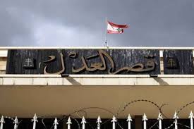 لبناني يحرق نفسه أمام قصر العدل : أعطوني الدواء
