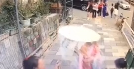 فيديو.. امرأة تسحق 4 أشخاص بمركبتها!