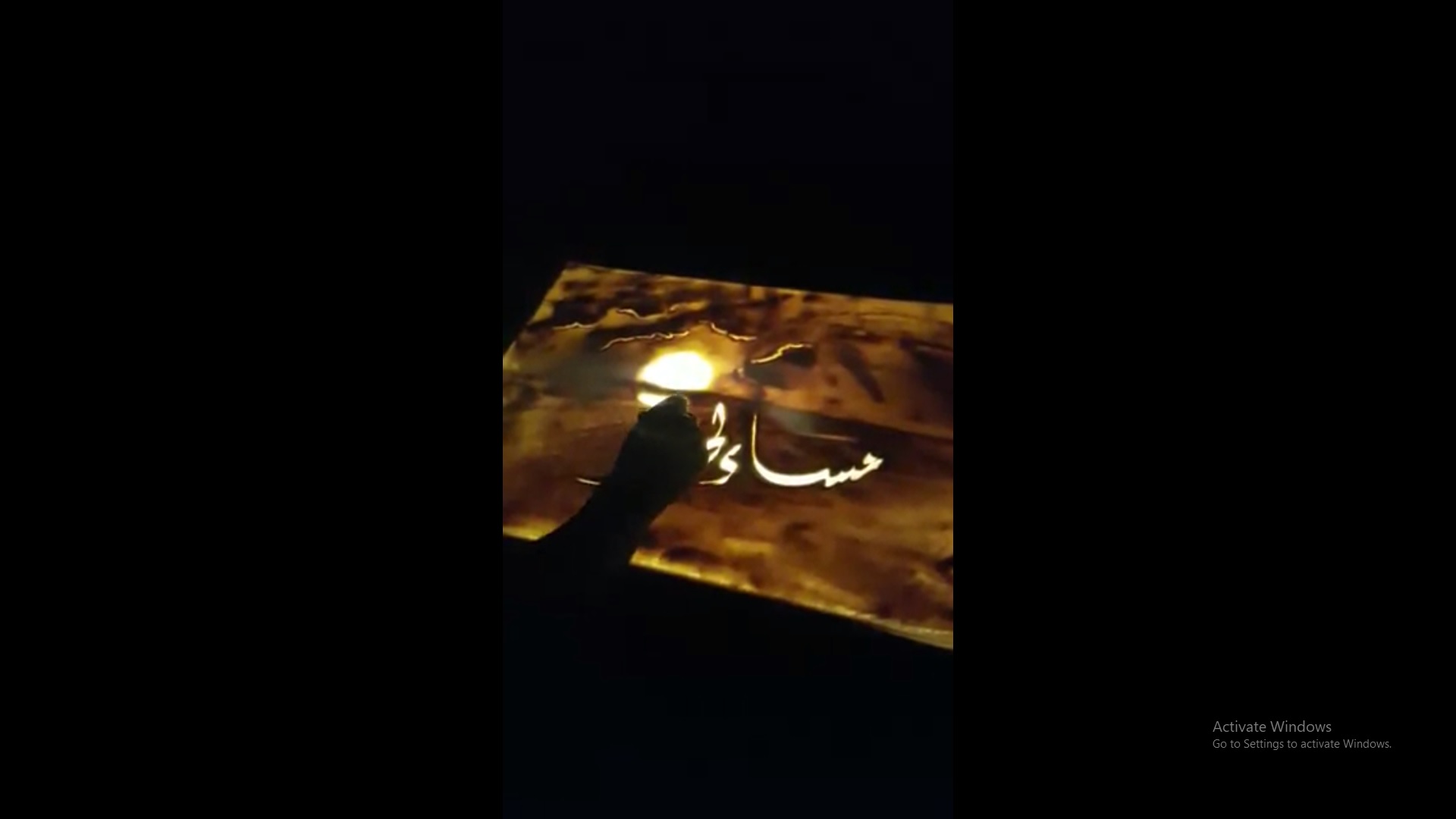 قصة خطاط سعودي استبدل الورق بالرمل والإضاءة!