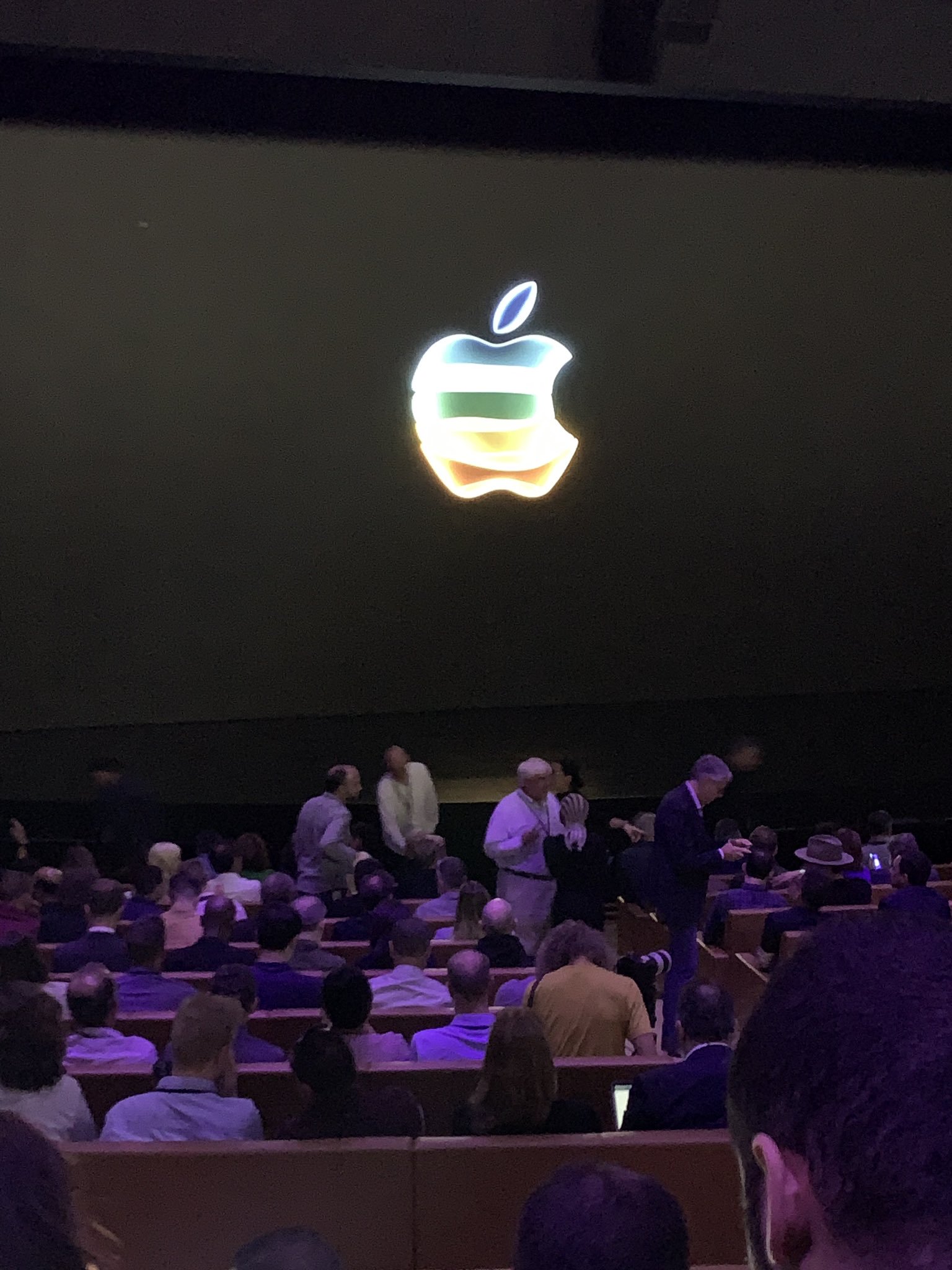 بث مباشر لـ AppleEvent للإعلان عن المنتجات والخدمات الجديدة