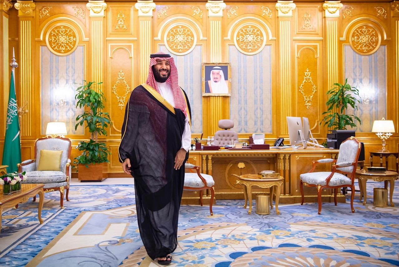 محمد بن سلمان في مكتبه .. ابتسامة وشموخ وهيبة