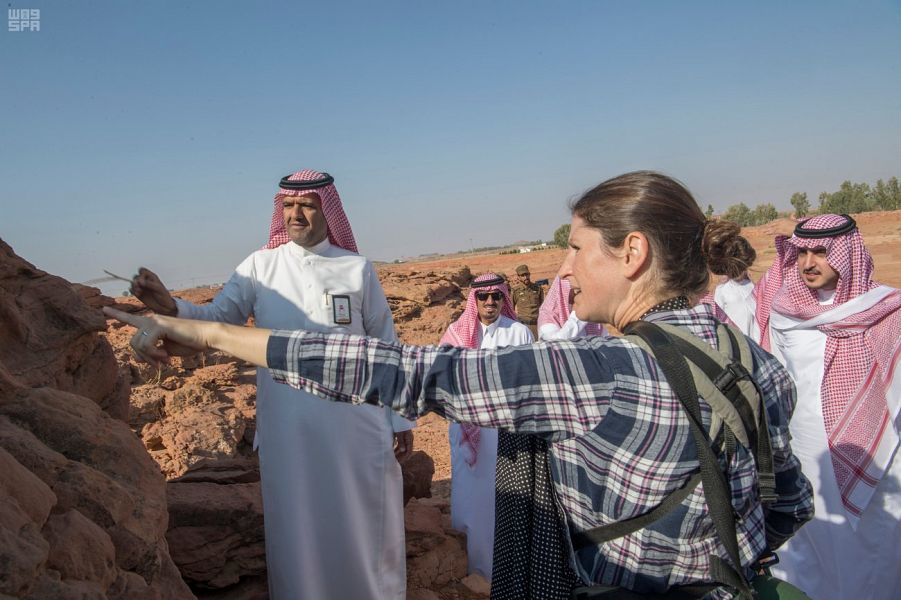 صور.. أمير الجوف يقف على أعمال المسح والتنقيب لموقع الجِمال الأثري