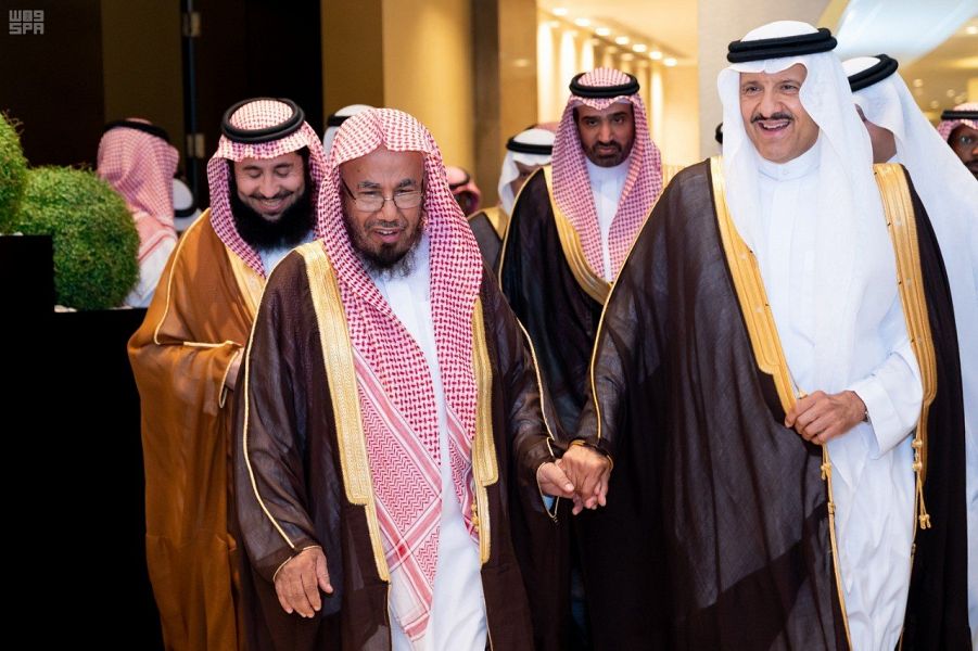 موقف عفوي وطريف بين الأمير سلطان بن سلمان والشيخ المطلق