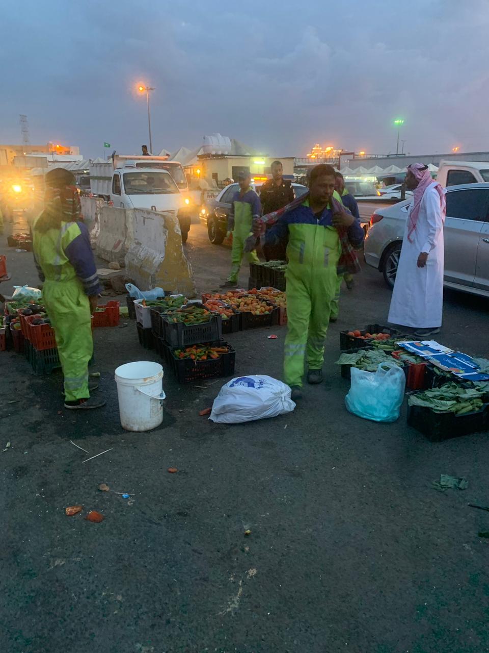 صور.. مصادرة نصف طن فواكه وخضراوات و130 كجم من الشمة والتمباك بخميس مشيط