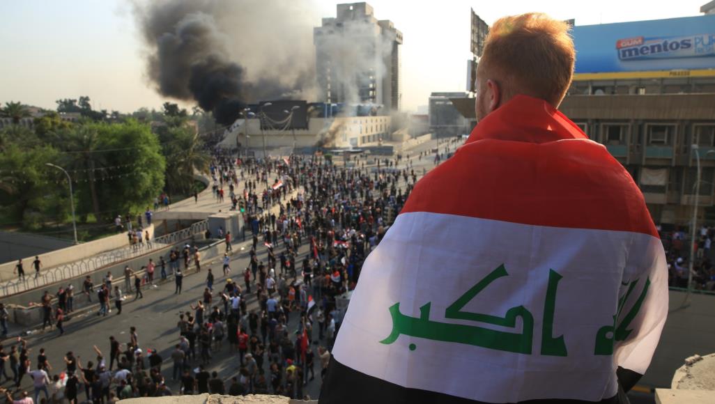 مقتل العشرات وتظاهر الآلاف والأمن يطلق الغاز المدمع.. ماذا يحدث بالعراق؟