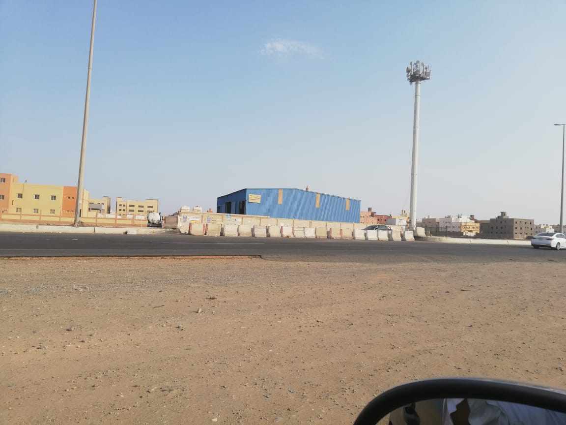 صور.. سكان مخطط الرياض بجدة محاصرون بعد إقفال المدخل الوحيد