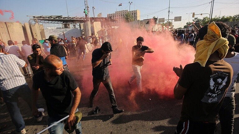 3 آلاف متظاهر يقتحمون مقراً حكومياً في العراق ويشعلون النار فيه