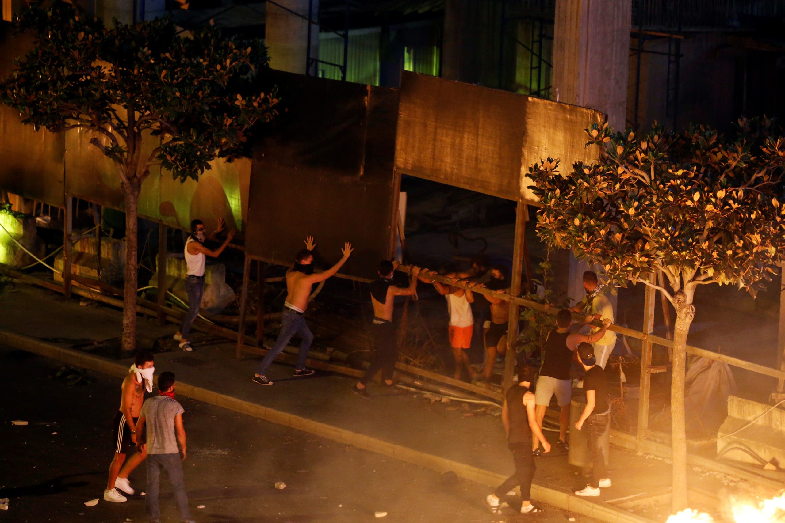 تدفق المتظاهرين إلى ميادين لبنان والأمن يعلن إصابة 60 من رجاله