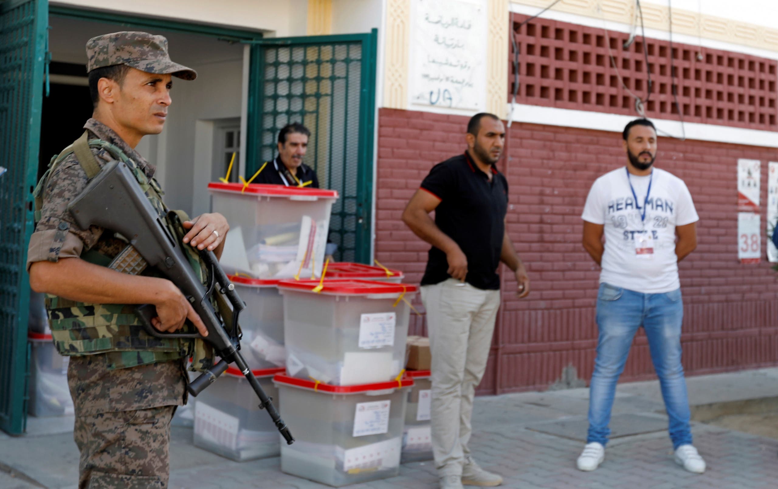 فتح مراكز الاقتراع للانتخابات التشريعية التونسية