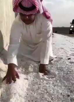 فيديو.. أهالي حائل يوثقون تساقط حبات البرد بعد هطول الأمطار