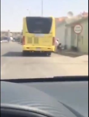 شاهد.. سائق حافلة مدرسية يسلم الطالبات بنفسه لمنازلهن