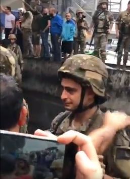 شاهد.. جندي لبناني يبكي متأثرًا بترديد المتظاهرين النشيد الوطني