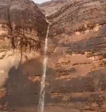 مشهد بديع .. تساقط المياه من شلالات جبال شرق الحجر في العلا