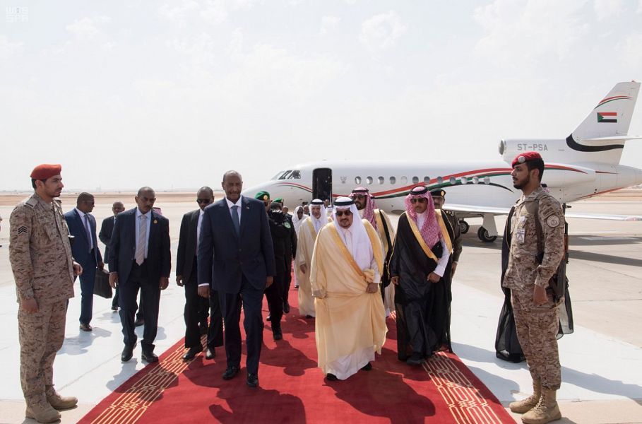 البرهان يصل الرياض وفيصل بن بندر على رأس مستقبليه