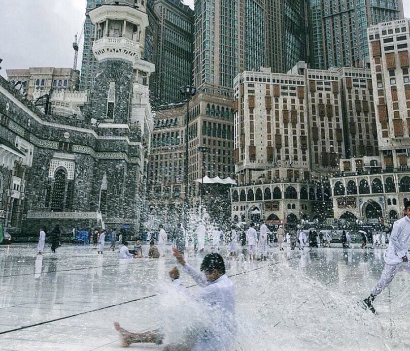 أمطار وغبار مع برد على مكة