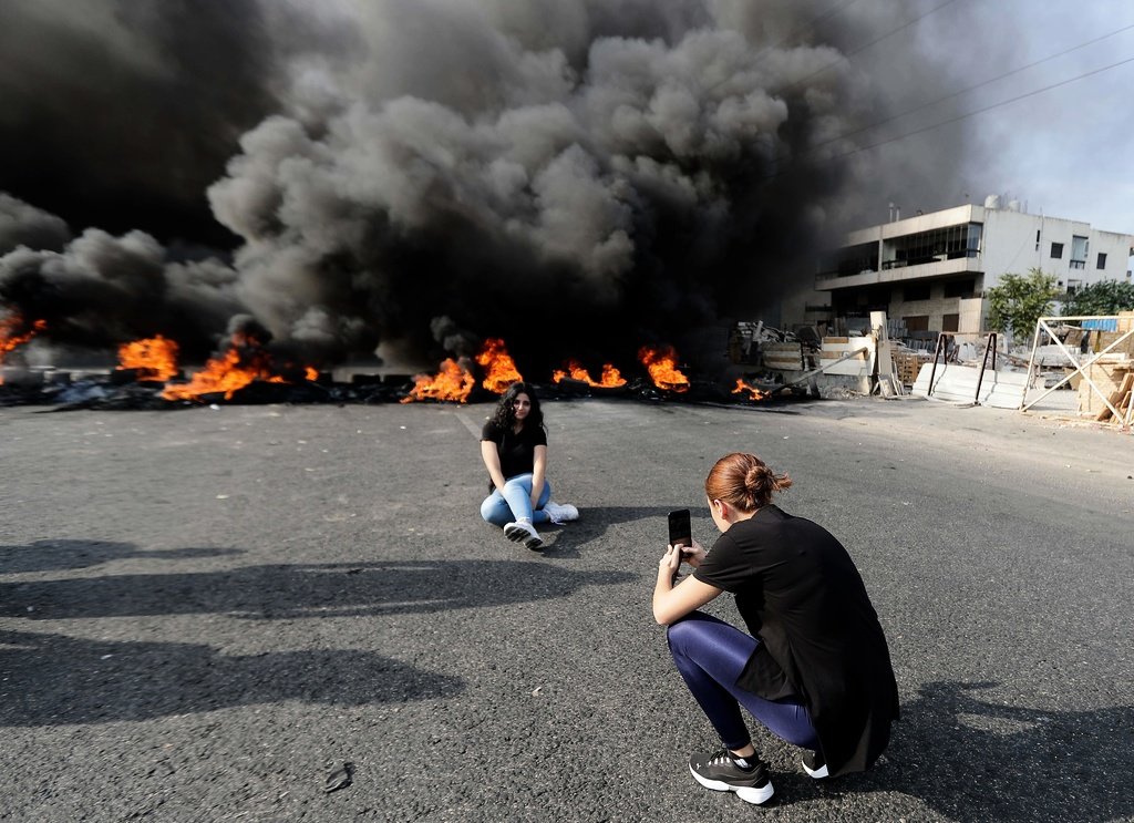 صور.. متظاهرو لبنان أحرقوا الإطارات والتقطوا السيلفي ودخنوا الشيشة
