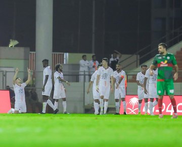 الشباب يخطف الفوز بصعوبة من الاتفاق في دوري محمد بن سلمان