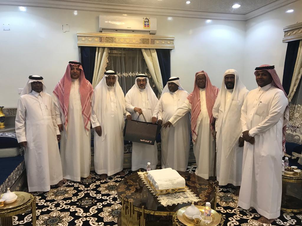 لفتة تربوية.. مدير تعليم محايل يزور مشرفًا مدرسيًا سابقًا تقديرًا لمسيرته المهنية