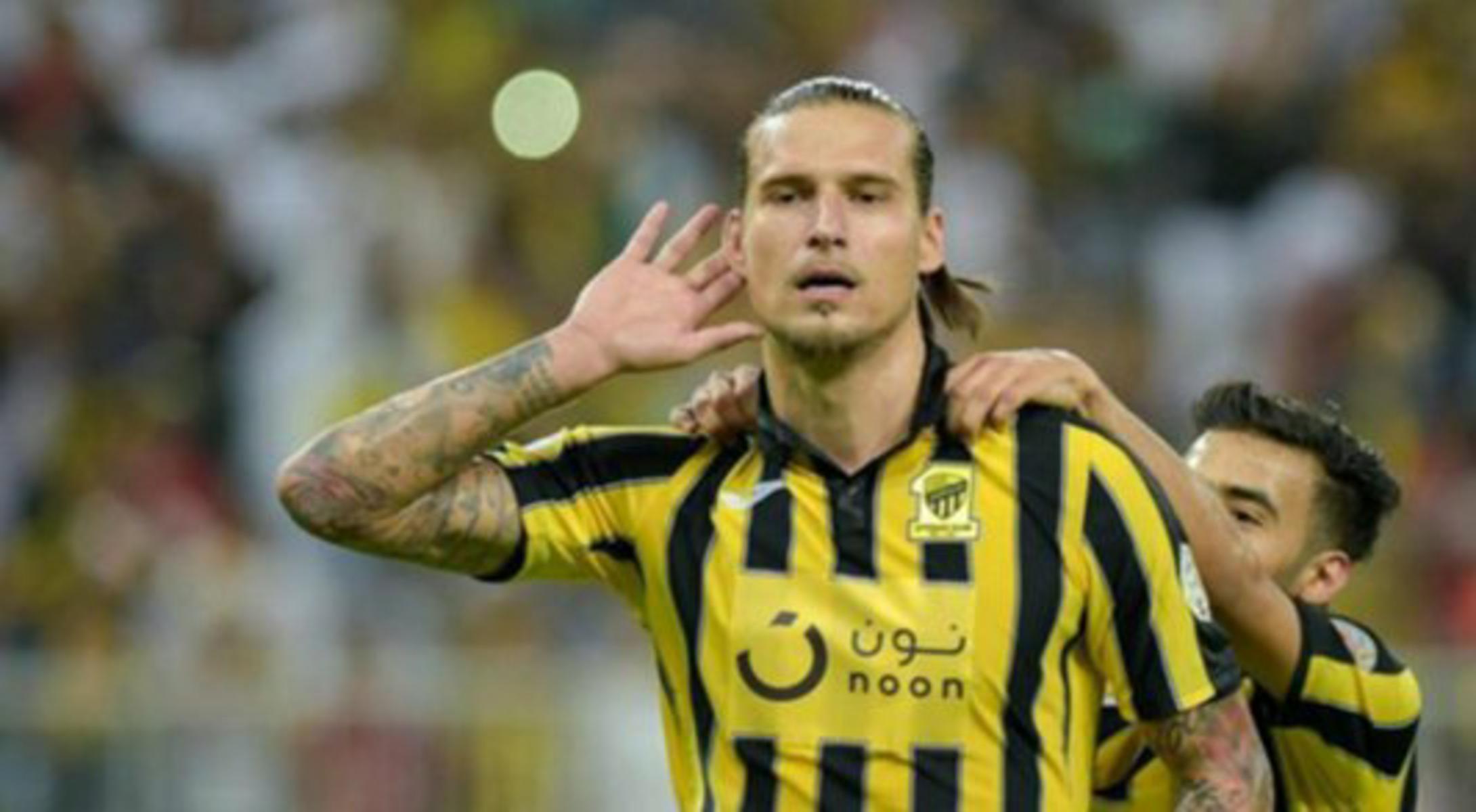 مدرب الهلال يُفاجئ مهاجم الاتحاد