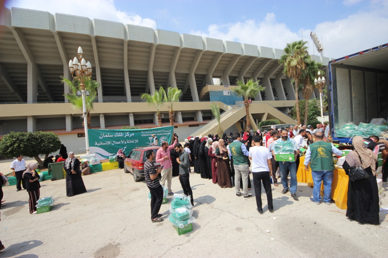 مركز الملك سلمان يسلم 1115 طالبًا سوريًا بالأردن الحقائب المدرسية