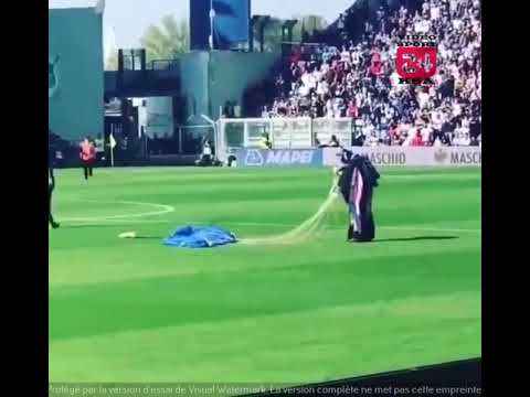 مظلي يهبط في أرضية ملعب مباراة بالدوري الإيطالي