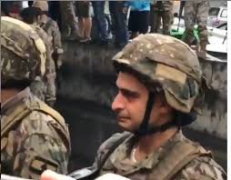 فيديو.. الجندي الباكي في مظاهرات لبنان.. فرد يحتضن وطنًا