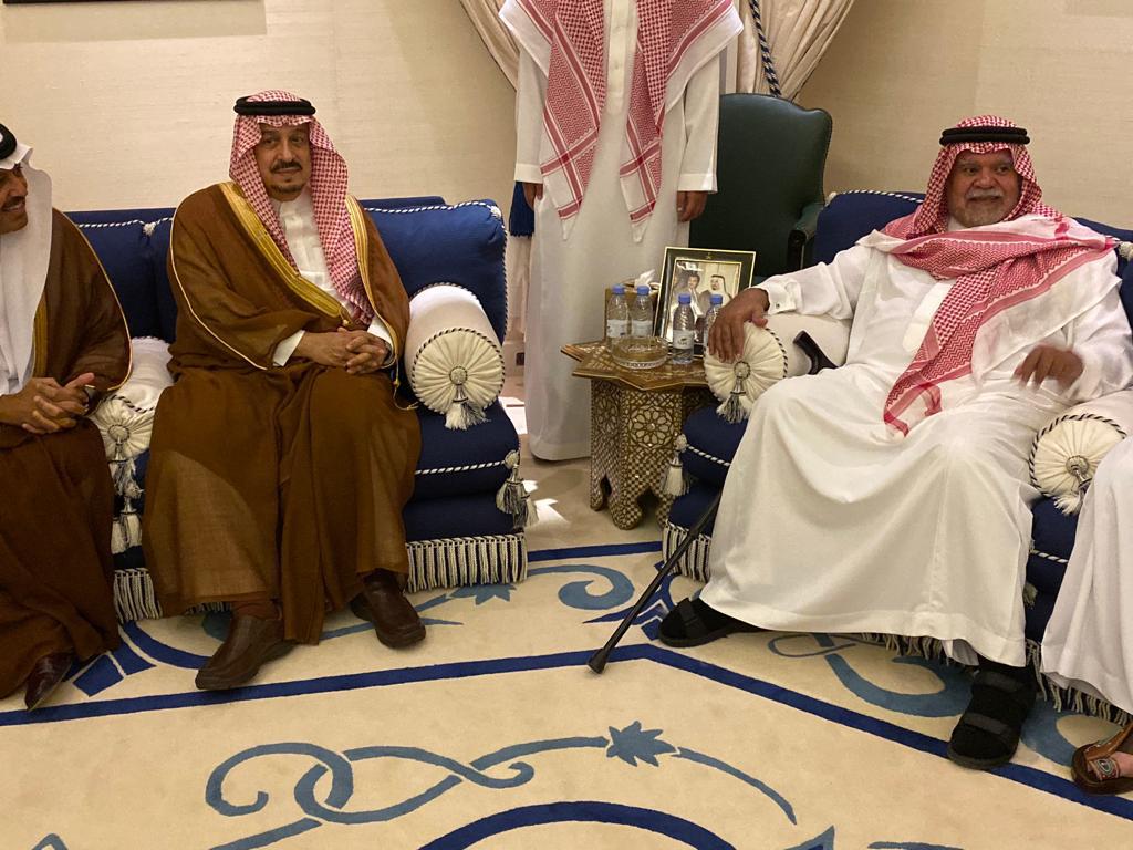أمير الرياض يعزي في وفاة والدة الأمير بندر بن سلطان