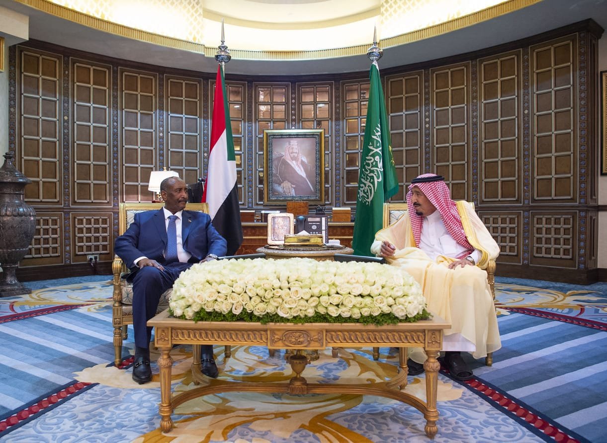 الملك سلمان يستعرض العلاقات الثنائية مع الفريق البرهان ورئيس الوزراء السوداني