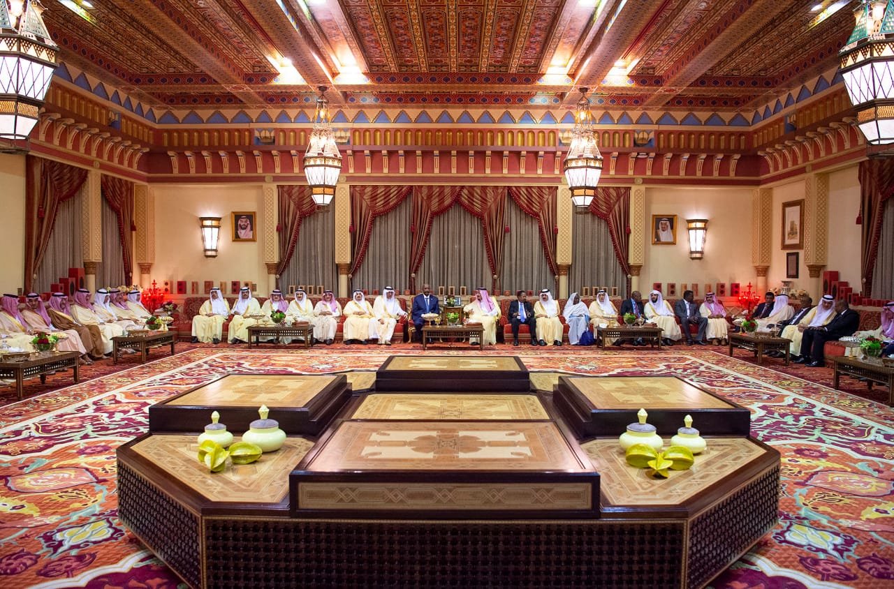 الملك سلمان يستقبل الفريق البرهان ورئيس الوزراء السوداني ويقيم مأدبة غداء تكريمًا لهما