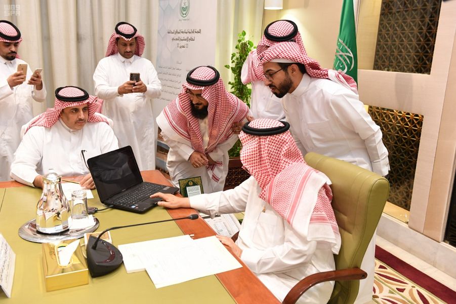 أمير الرياض يدشن منصة إلكترونية للإبلاغ عن مخالفات التعدين
