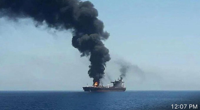 صور أولية.. انفجار ناقلة نفط إيرانية يشعل النار ويلوث البحر قبالة محطة الشعيبة