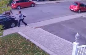 فيديو.. تصرف غريب لامرأة غاضبة أثناء سيرها في الشارع