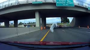 فيديو.. لحظات مرعبة لسائق على طريق سريع والسبب كيس بلاستيك