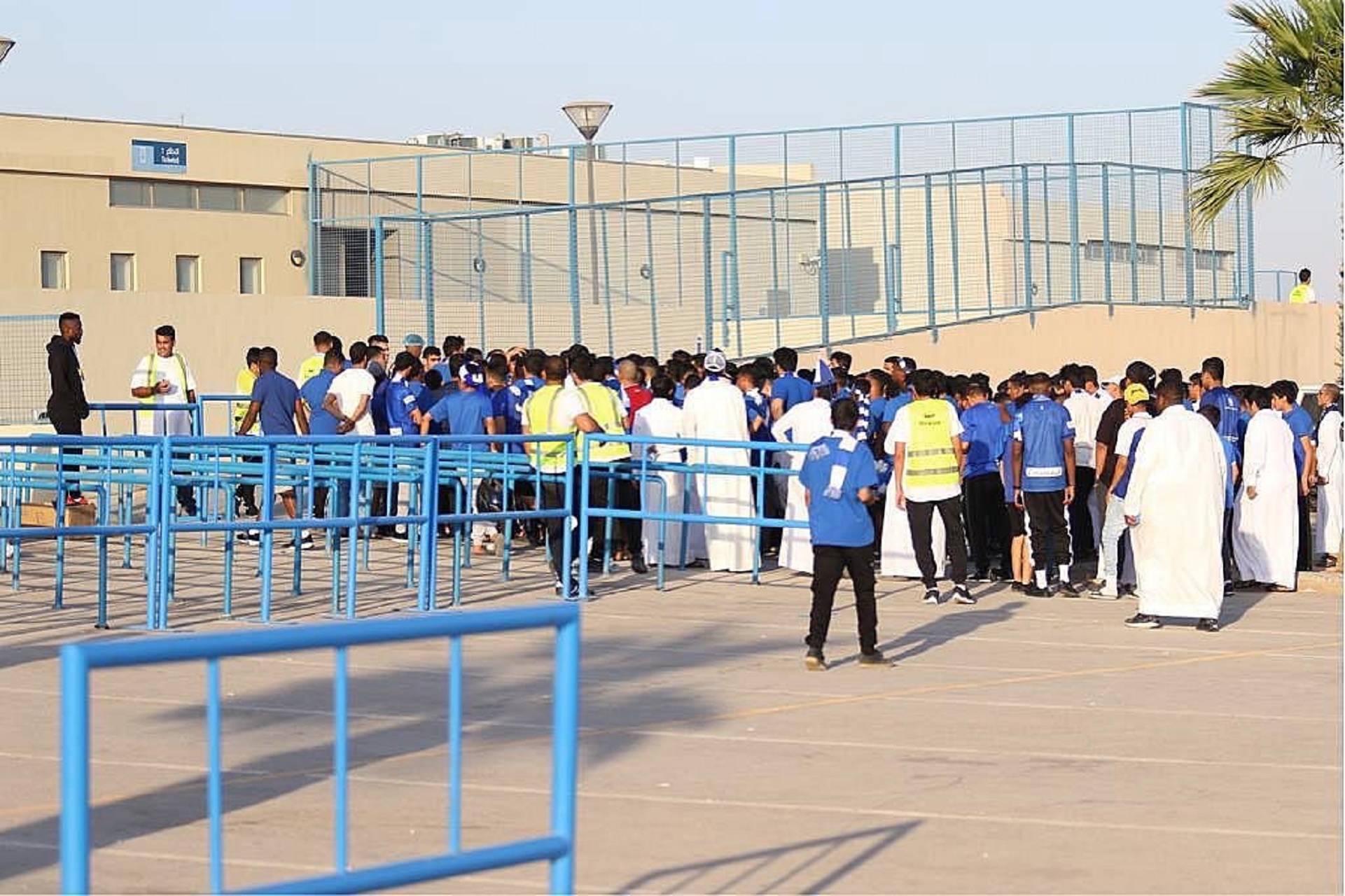 فيديو.. بدء توافد جماهير #الهلال إلى محيط الرعب