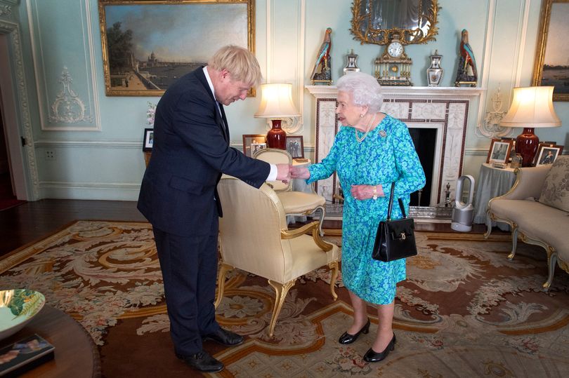 جونسون يعتزم إبلاغ ملكة بريطانيا أنها لا تستطيع إقالته