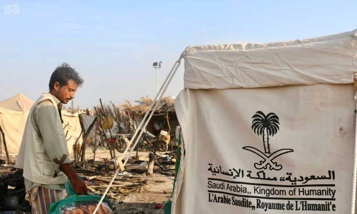 مركز الملك سلمان يوزع مساعدات إنسانية لمتضرري حريق مخيم بني جابر بالحديدة