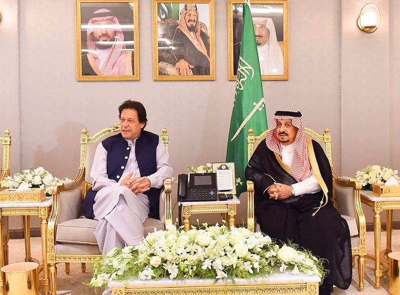 عمران خان يصل الرياض وفيصل بن بندر في استقباله 