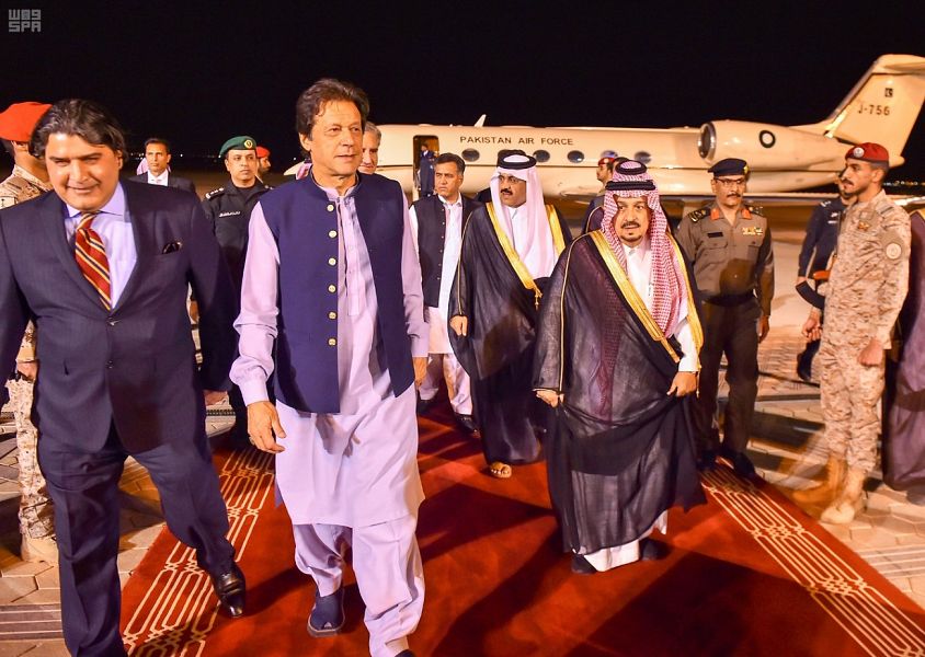 عمران خان يصل الرياض وفيصل بن بندر على رأس مستقبليه