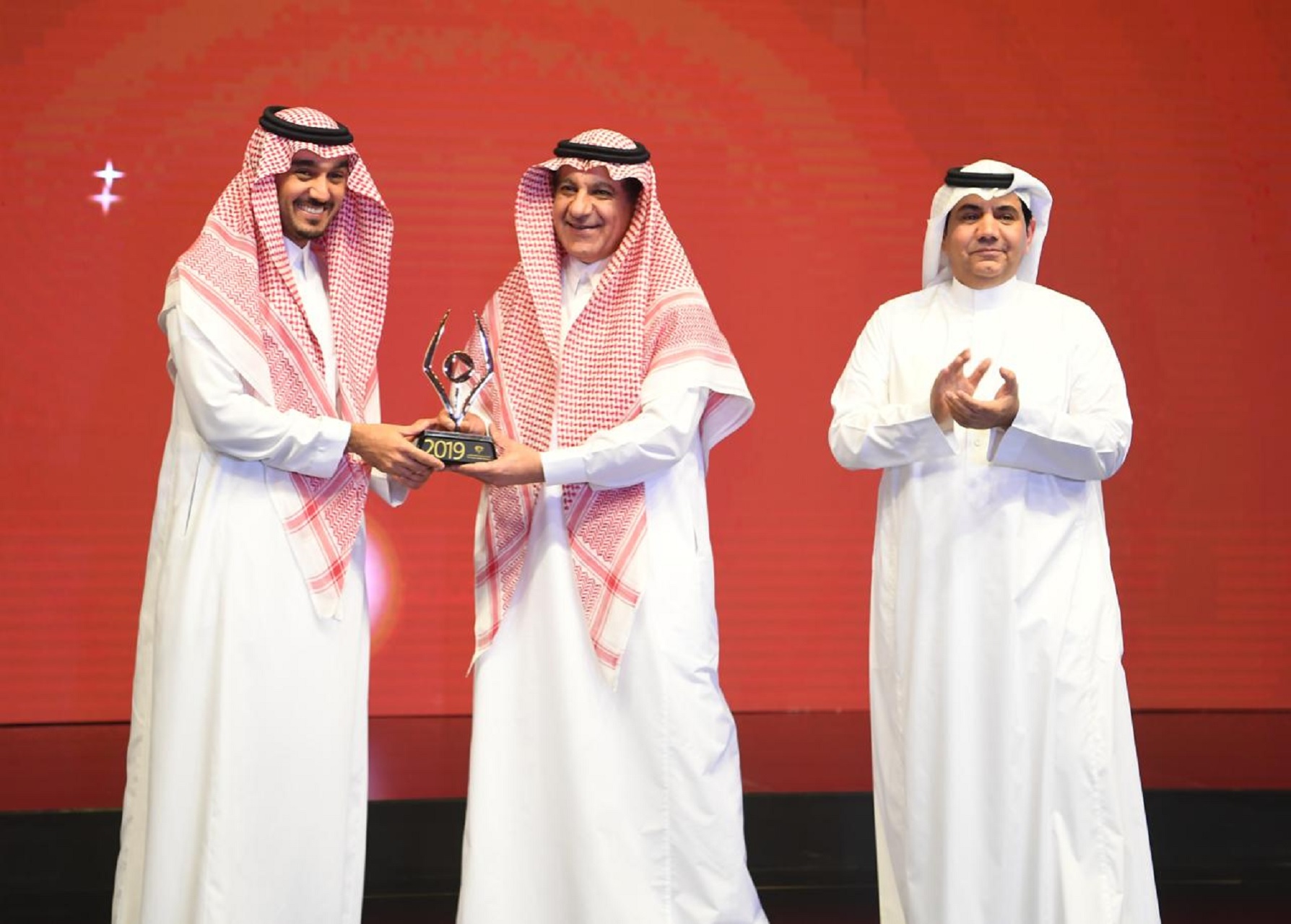 تكريم وزير الإعلام في حفل جائزة التميز للإعلام الرياضي