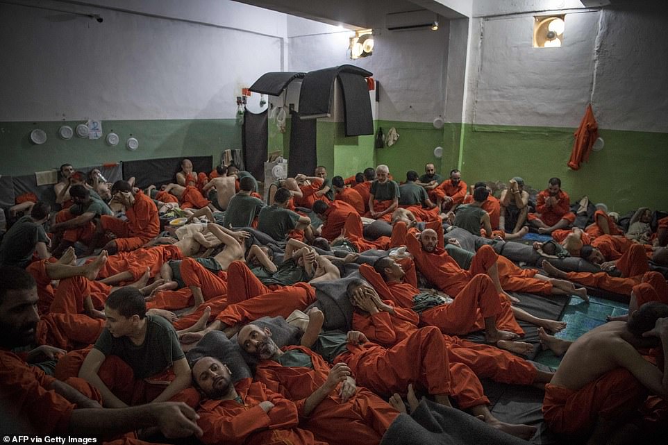 قصص من داخل السجن.. 5 آلاف داعشي يتوسلون للعودة إلى أوطانهم 